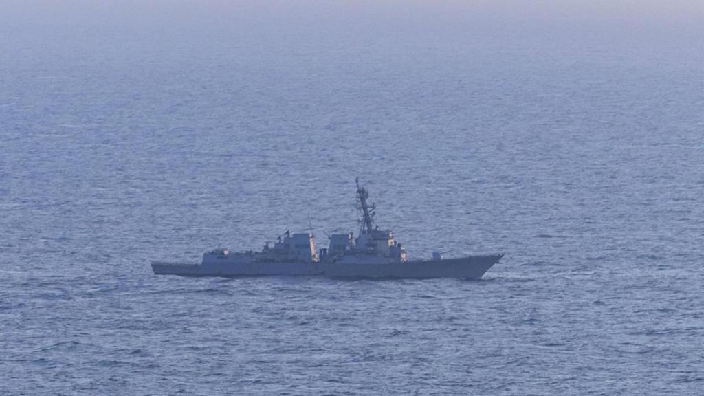 Embarcación militar estadounidense pasando por el estrecho de Ormuz.