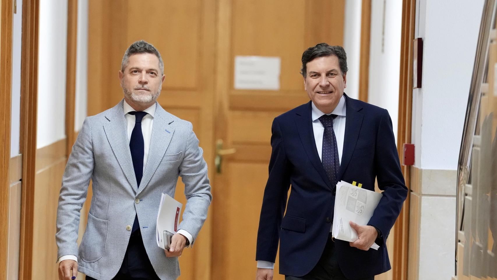 El director de Comunicación de la Junta de Castilla y León, Julio López Revuelta, y el consejero de Economía y Hacienda y portavoz, Carlos Fernández Carriedo, a su llegada a la rueda de prensa posterior al Consejo de Gobierno, este miércoles