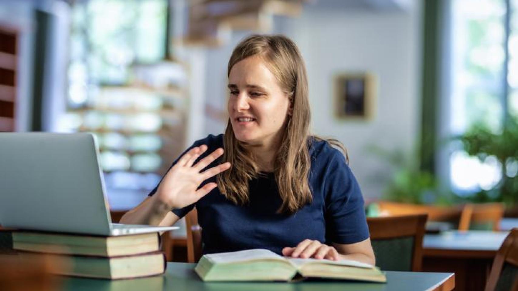 Una mujer con discapacidad visual leyendo un libro.
