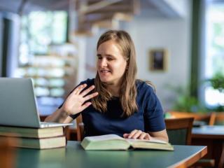 Una mujer con discapacidad visual leyendo un libro.