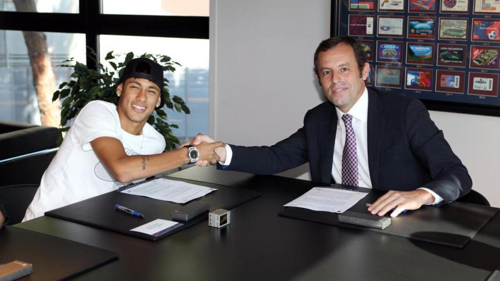 Neymar firma su contrato con el Barça junto a Sandro Rossell, presidente azulgrana en aquella época.