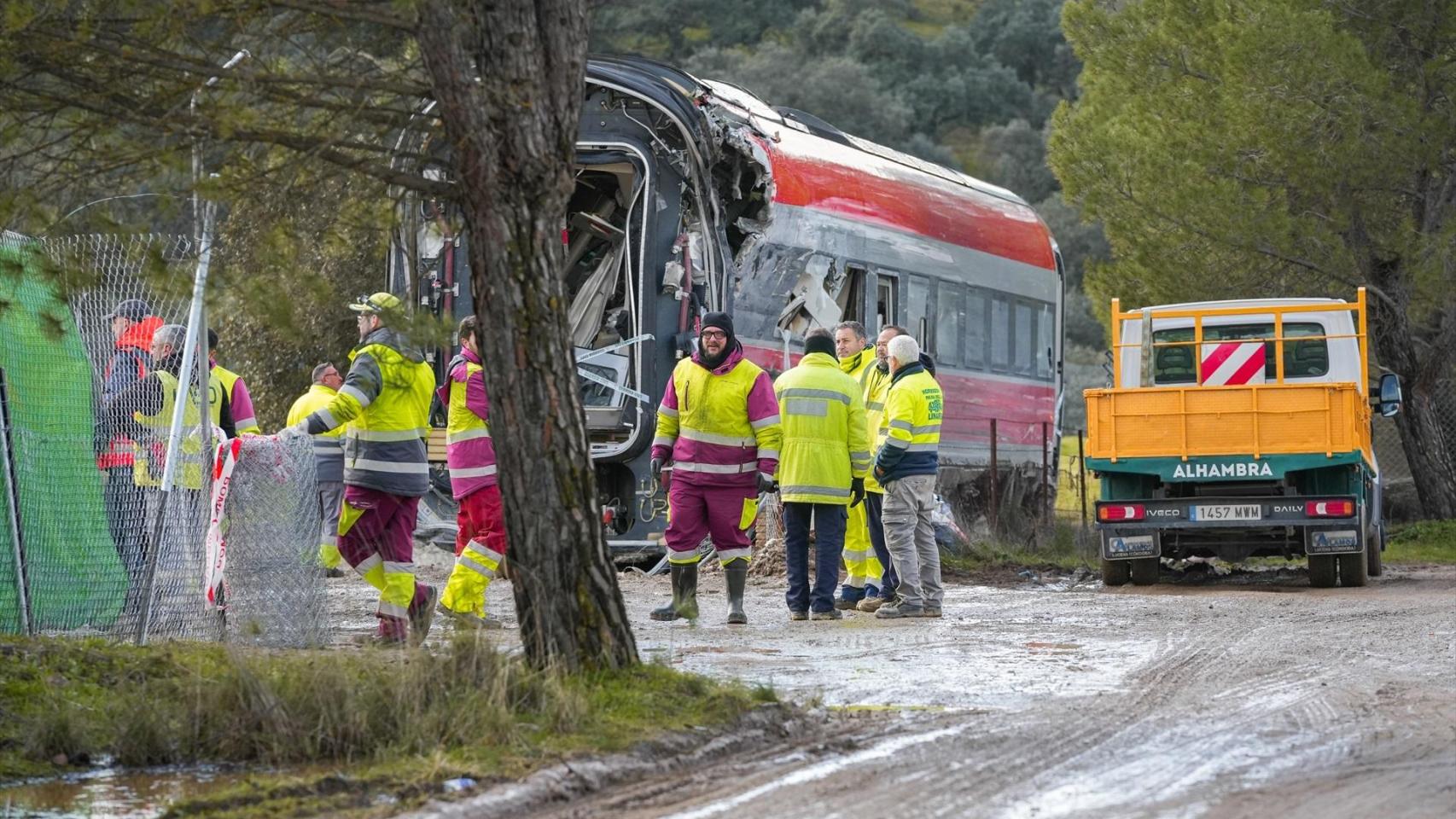 Trabajadores realizan tareas de retirada de los vagores en el punto de las vías donde tuvo lugar el accidente de trenes de Adamuz, a 24 de enero de 2026 en Adamuz (Córdoba, Andalucía).