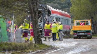 Trabajadores realizan tareas de retirada de los vagores en el punto de las vías donde tuvo lugar el accidente de trenes de Adamuz, a 24 de enero de 2026 en Adamuz (Córdoba, Andalucía).