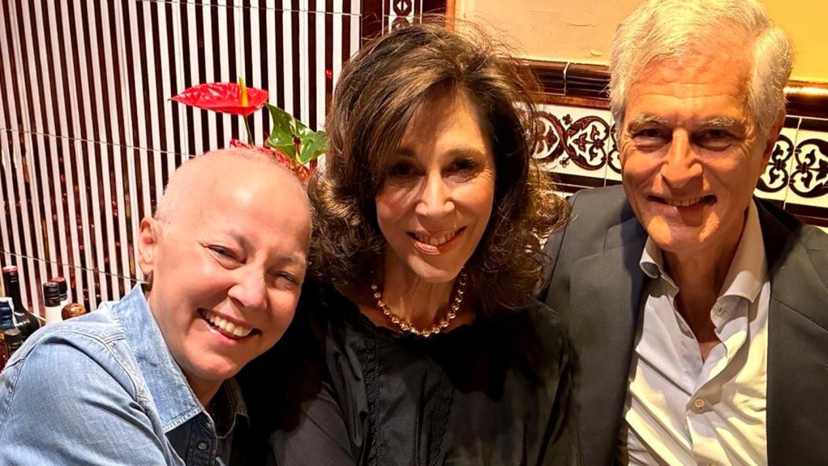 Sonsoles Suárez Illana junto a su hermano, Adolfo, y la artista Isabel Luna.