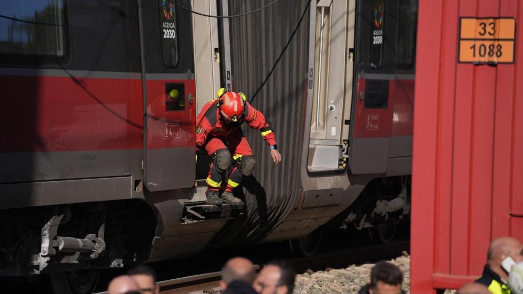 Un agente de la Unidad Militar de Emergencias (UME) trabaja en uno de los vagones del tren Iryo que descarriló, a 20 de enero de 2026, en Adamuz, Córdoba, Andalucía (España).