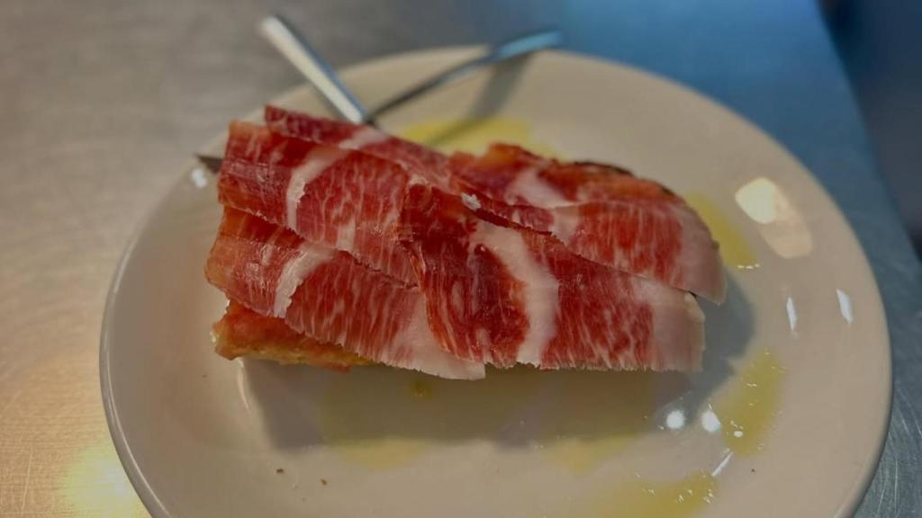 Tosta de jamón del Samarkanda de Santiago.