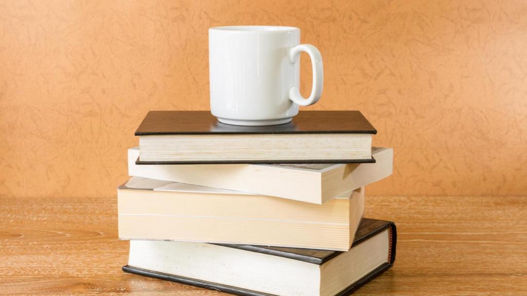 Unos libros y una taza.