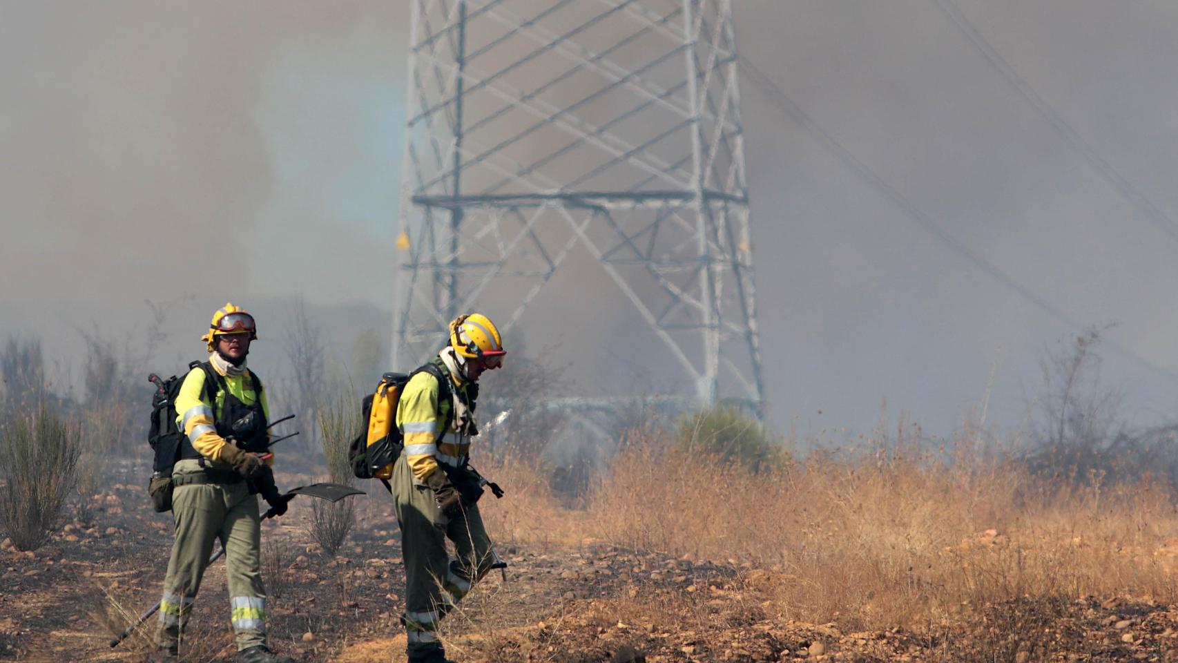 Dos bomberos forestales en un incendio forestal en la provincia de León, en septiembre de 2025