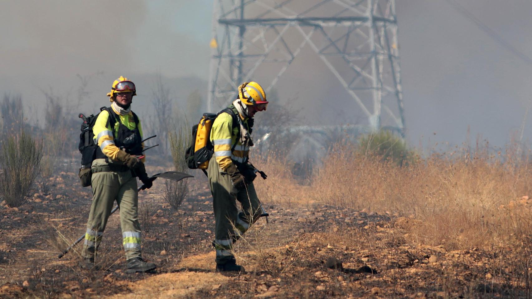 Dos bomberos forestales en un incendio forestal en la provincia de León, en septiembre de 2025