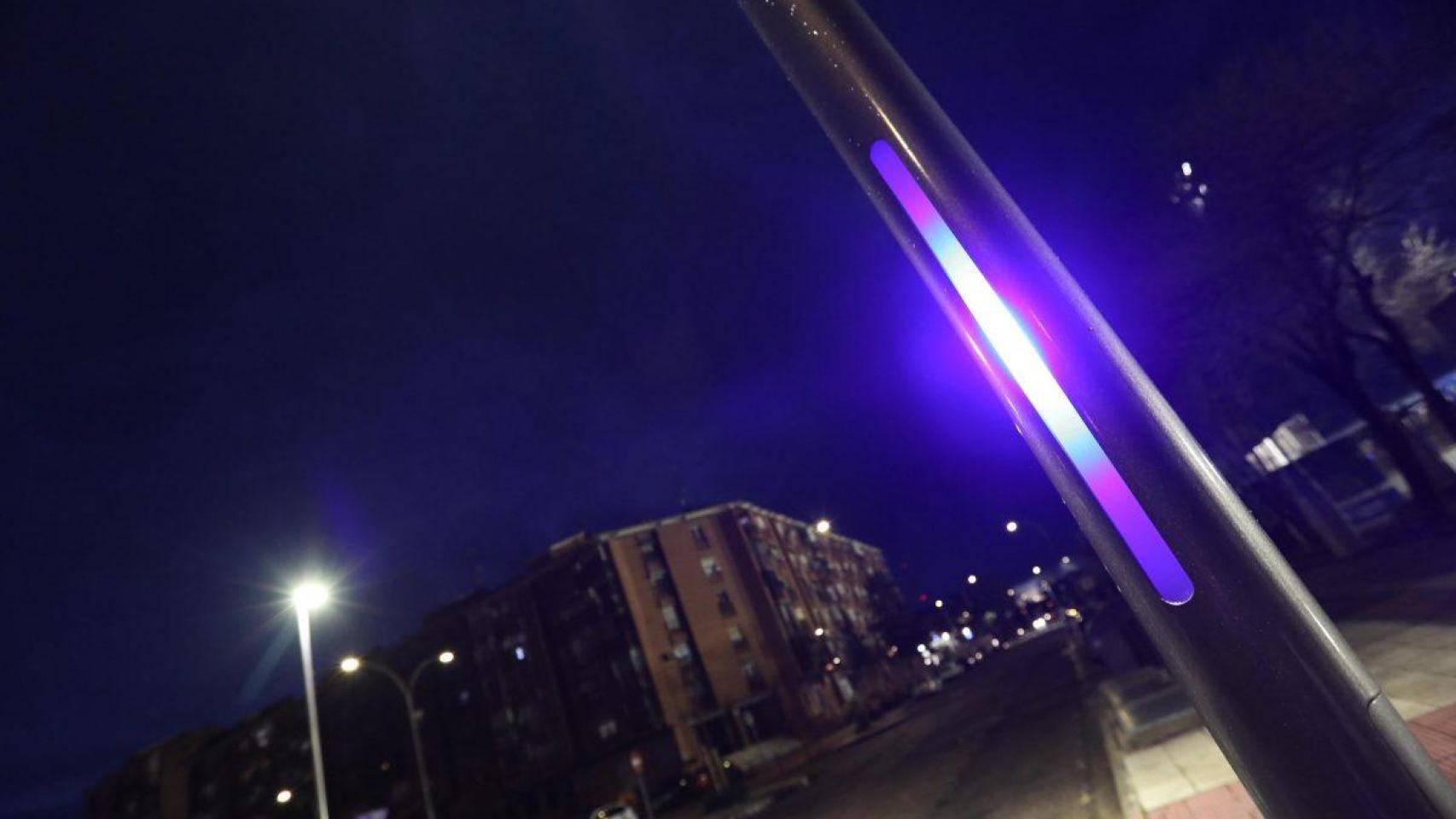 Los nuevos pasos de peatones incorporan balizas con luces led que se encienden cuando un peatón intenta cruzar, alertando a los conductores con antelación.