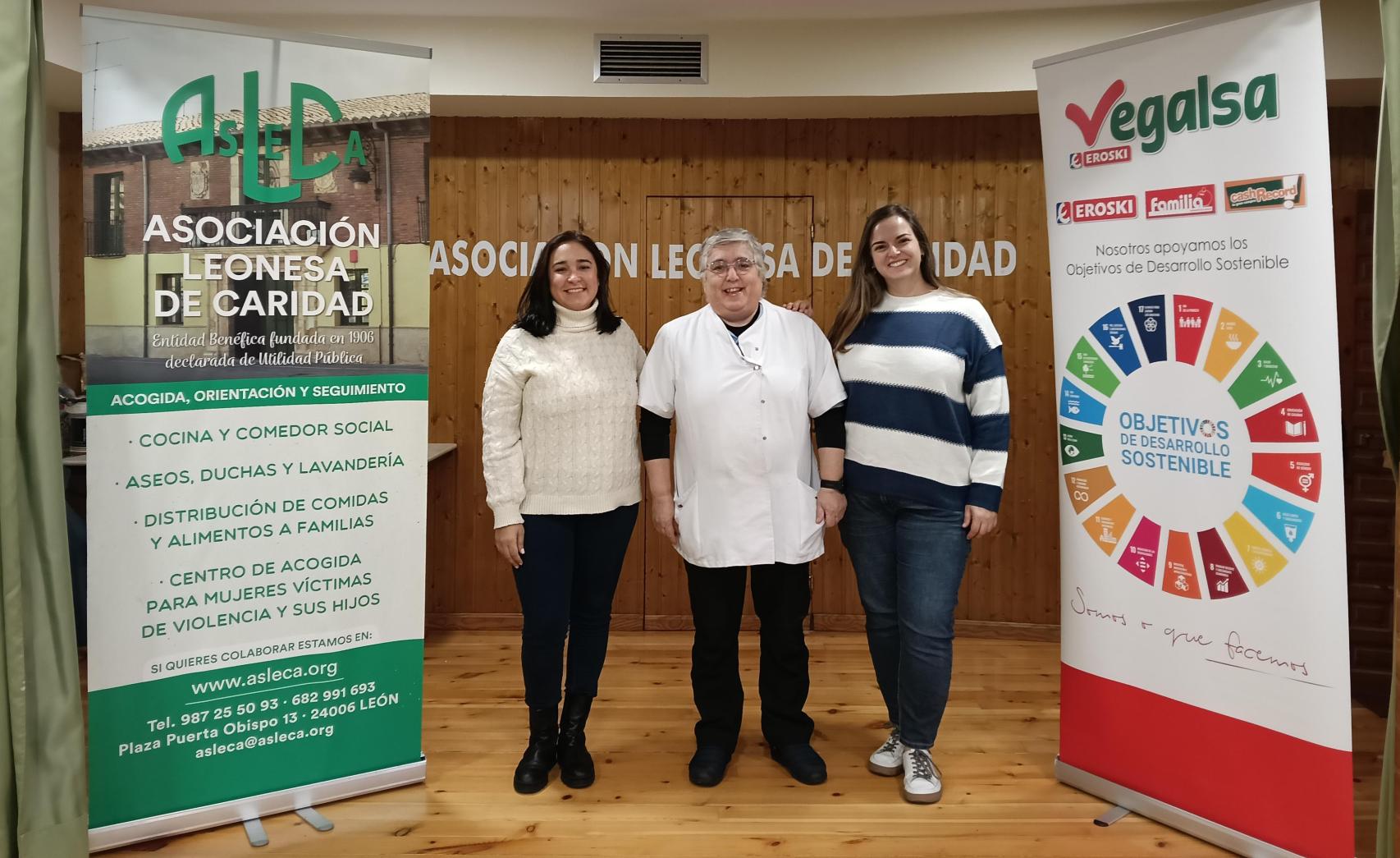 Imagen de la firma del acuerdo entre Vegalsa-Eroski y la Asociación Leonesa de Caridad