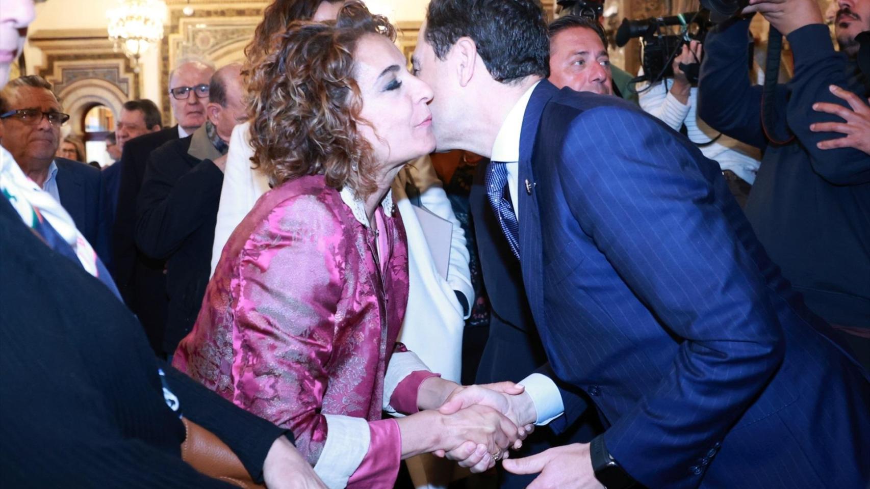 María Jesús Montero y Juanma Moreno en un encuentro este mes en el hotel Alfonso XIII de Sevilla