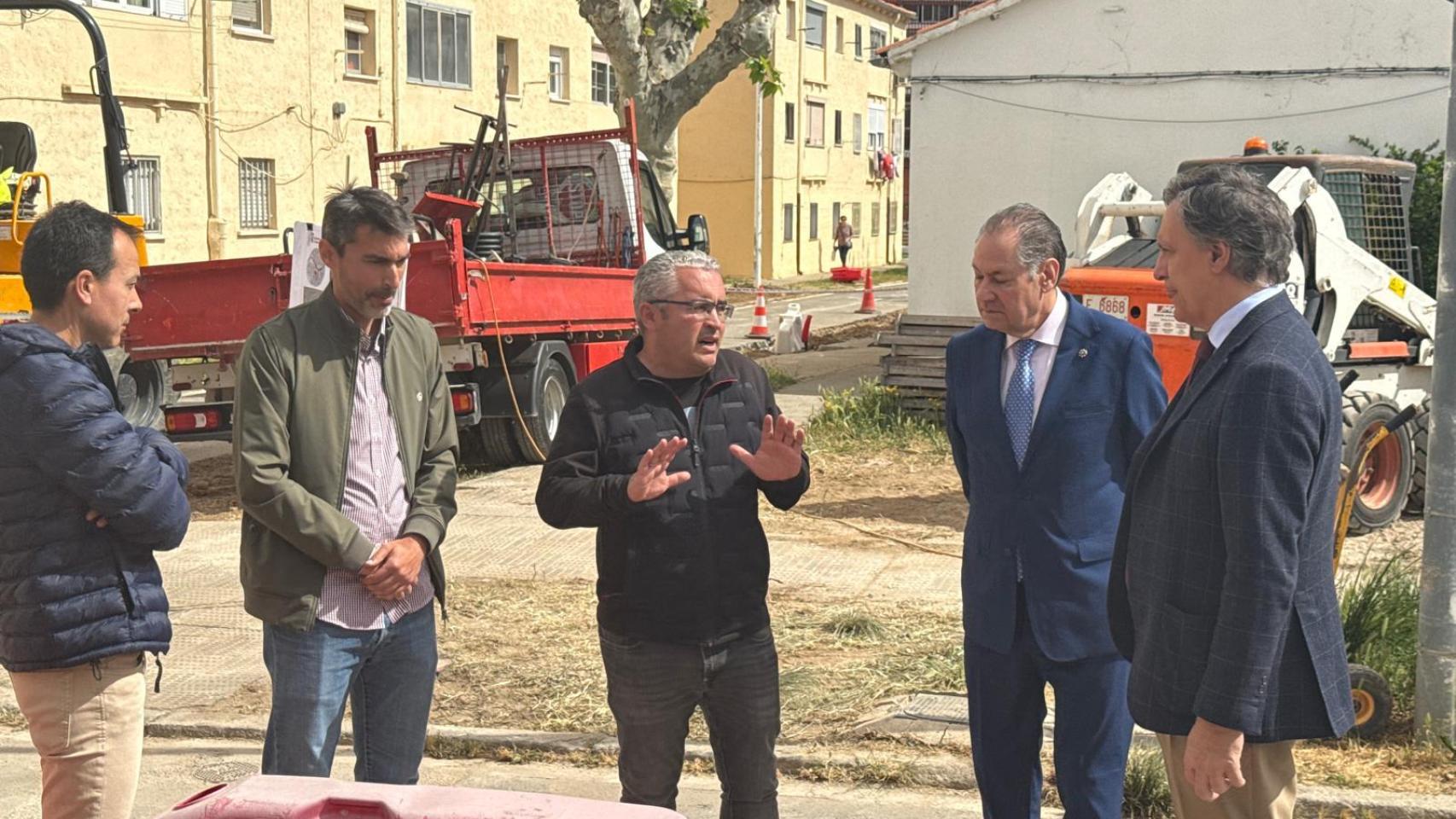 El alcalde de Salamanca, Carlos García Carbayo, visita las obras del barrio de La Vega.