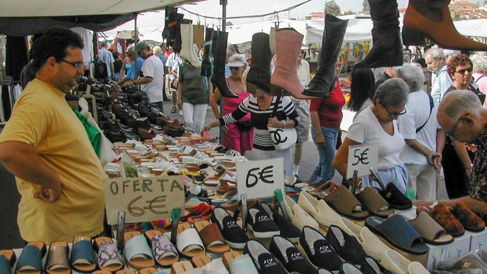 El impresionante mercadillo que abre al aire libre todos los sábados en este pueblo soleado