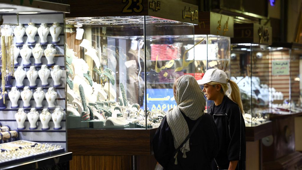 Dos mujeres observan el escaparate de una joyería en un bazar de Teherán.