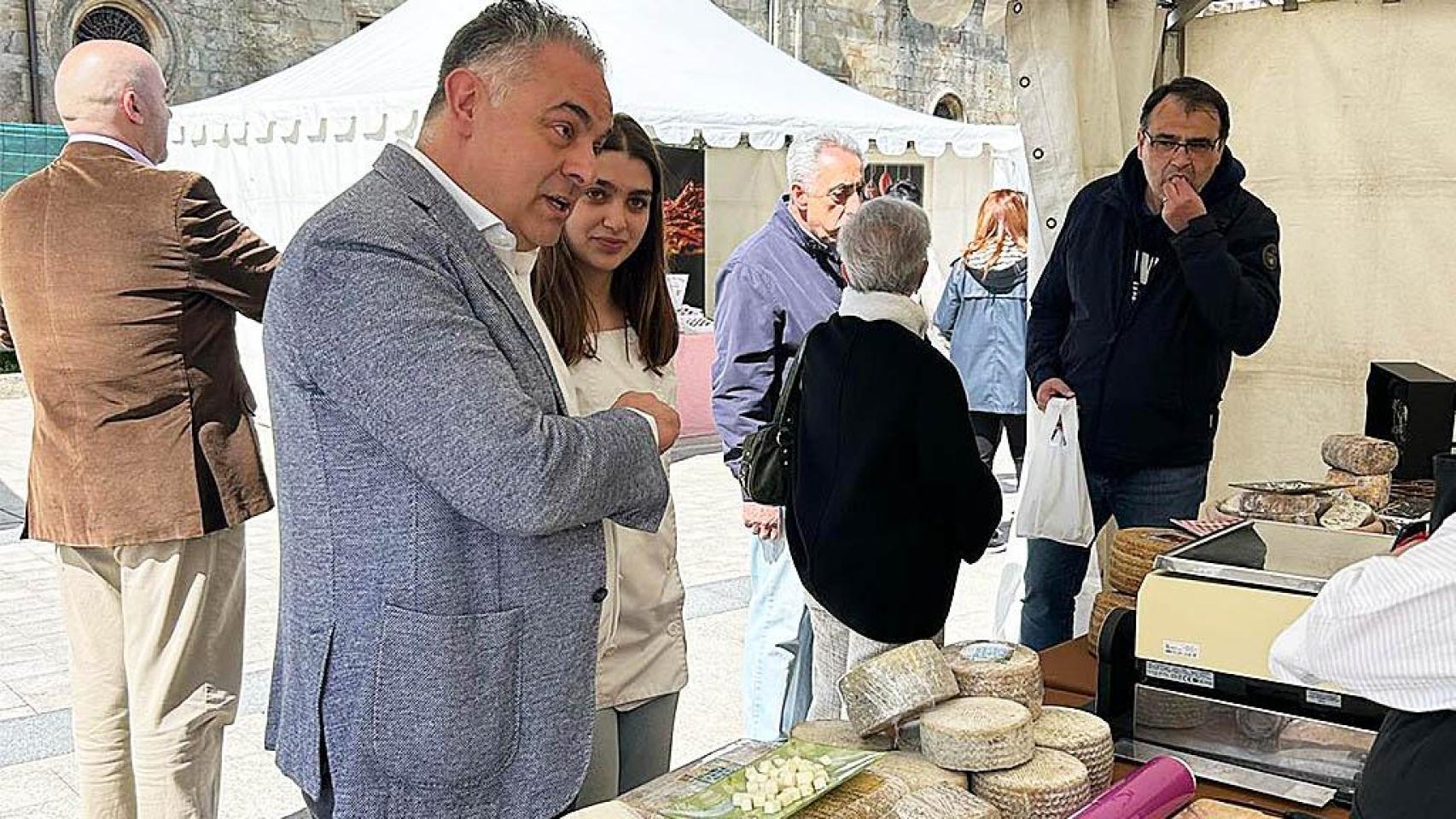 El alcalde José Luis Nieto en la Feria del Queso de Astorga.