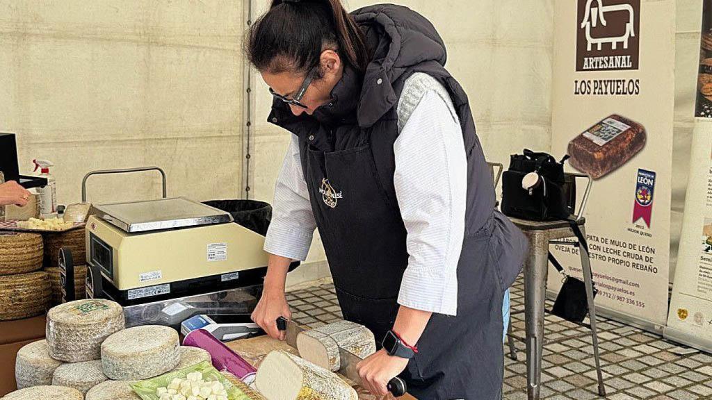 Una productora en la Feria del Queso de Astorga.
