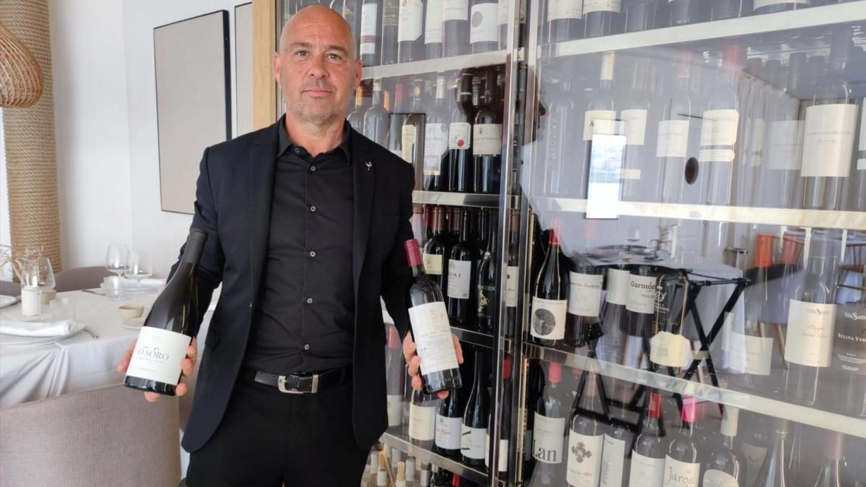 El sumiller Ramiro Fernández, entre botellas de vino en el restaurante Tira do Playa.