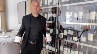 El sumiller Ramiro Fernández, entre botellas de vino en el restaurante Tira do Playa.