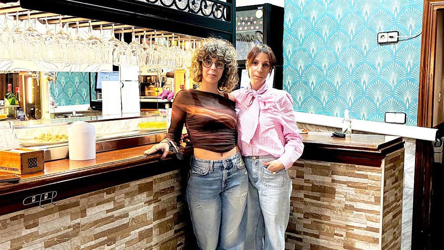 África a la izquierda y Rebeca a la derecha en el Bar Mejillonera Roque.
