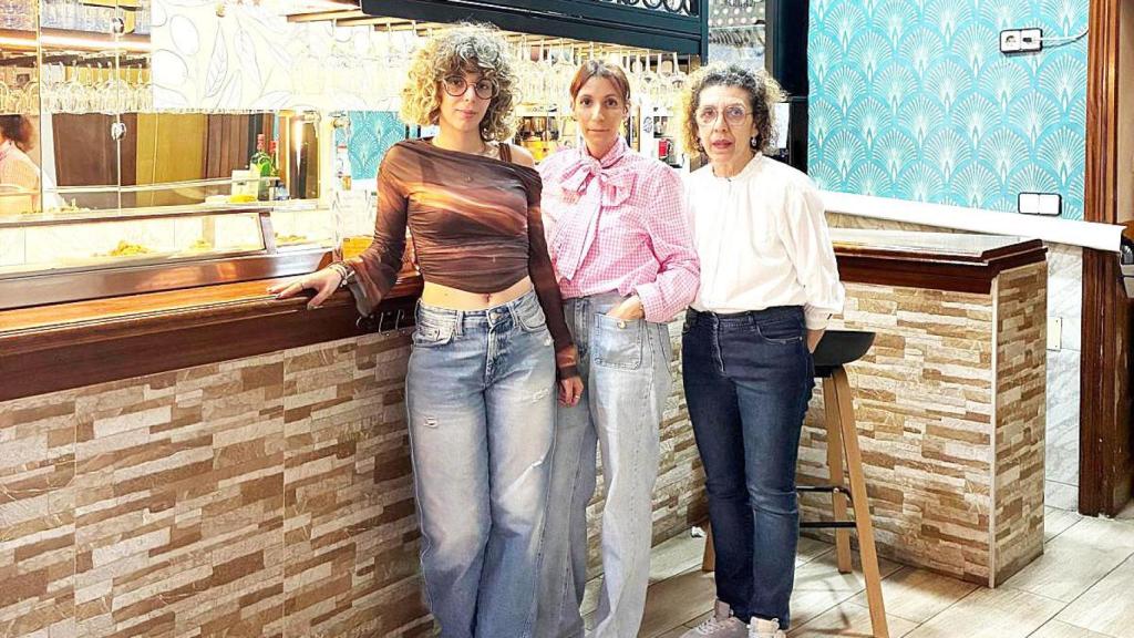 África, Rebeca y Marisa, de izquierda a derecha, en el Bar Mejillonera Roque.