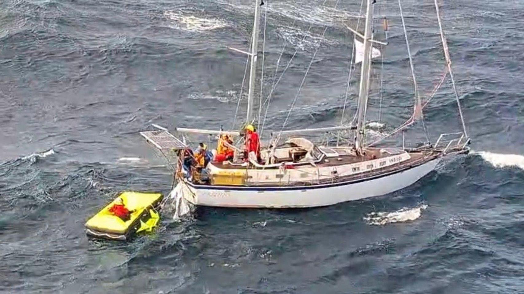 Operación al límite frente a Vigo: rescatan a seis personas de un velero a la deriva
