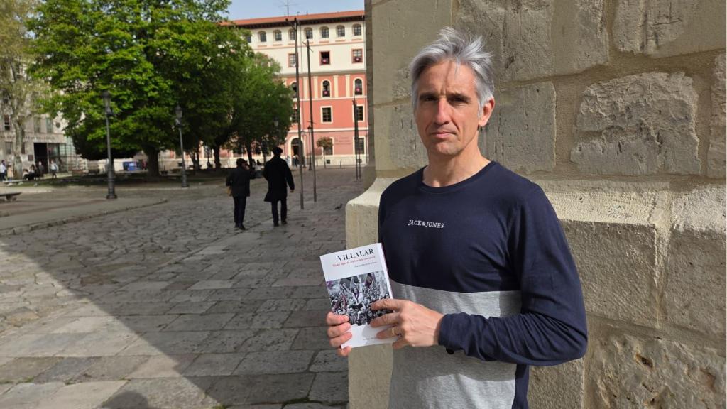 El historiador Enrique Berzal con el libro 'Villalar. Medio siglo de celebración comunera'
