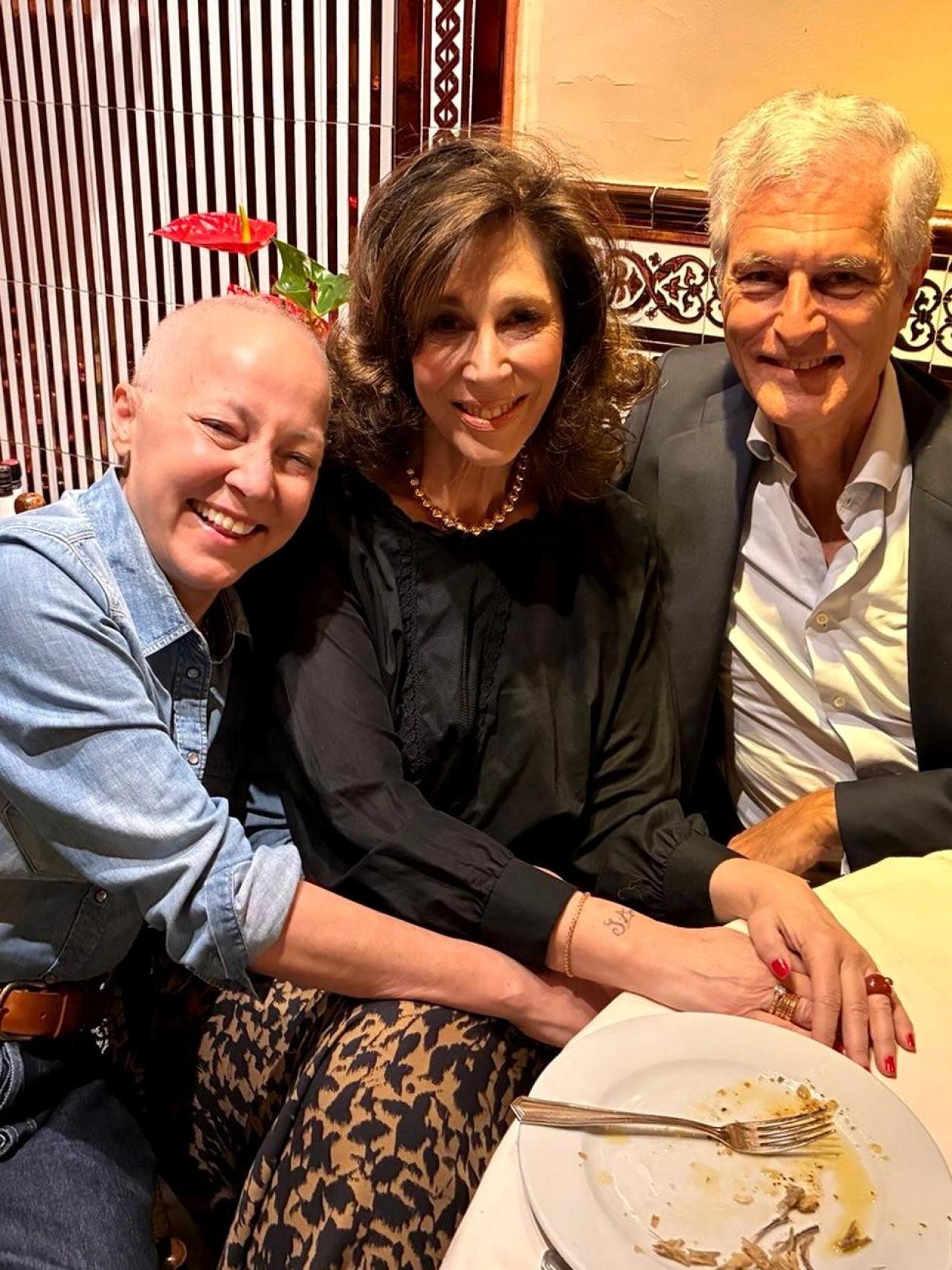 Sonsoles con su hermano Adolfo y la artista Isabel Luna.