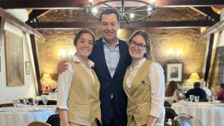 Las encargadas del restaurante Las Camachas con el presidente andaluz Juanma Moreno