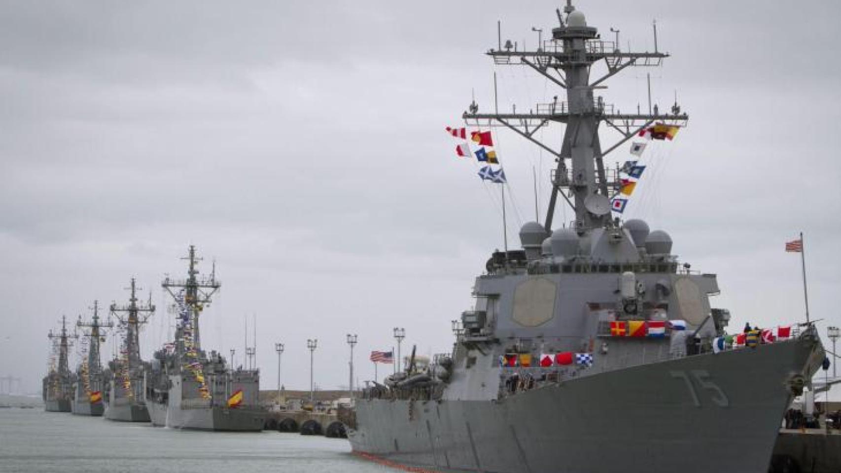 El USS Donald Cook (i), uno de los destructores del escudo antimisiles de la OTAN en la Base Naval de Rota (Cádiz).