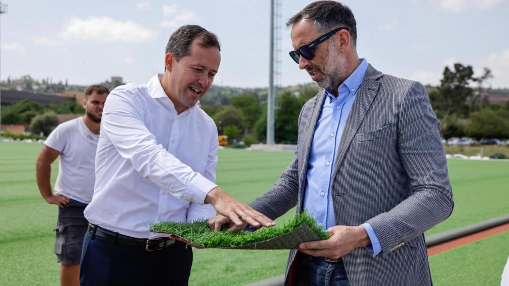 El alcalde y el concejal Iñaki Jiménez se han llevado un pequeño trozo del nuevo césped artificial como recuerdo.