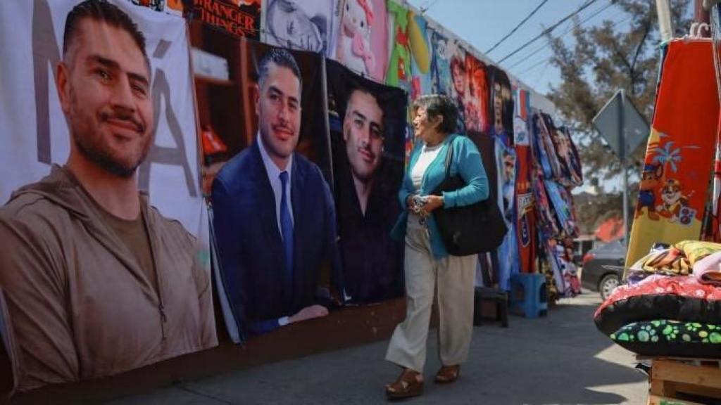 La imagen de Omar García Harfuch aparece en toallas y ropa de cama en un mercadillo callejero.