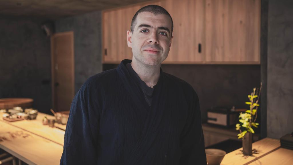 Manu Arévalo en la barra de Yuku.