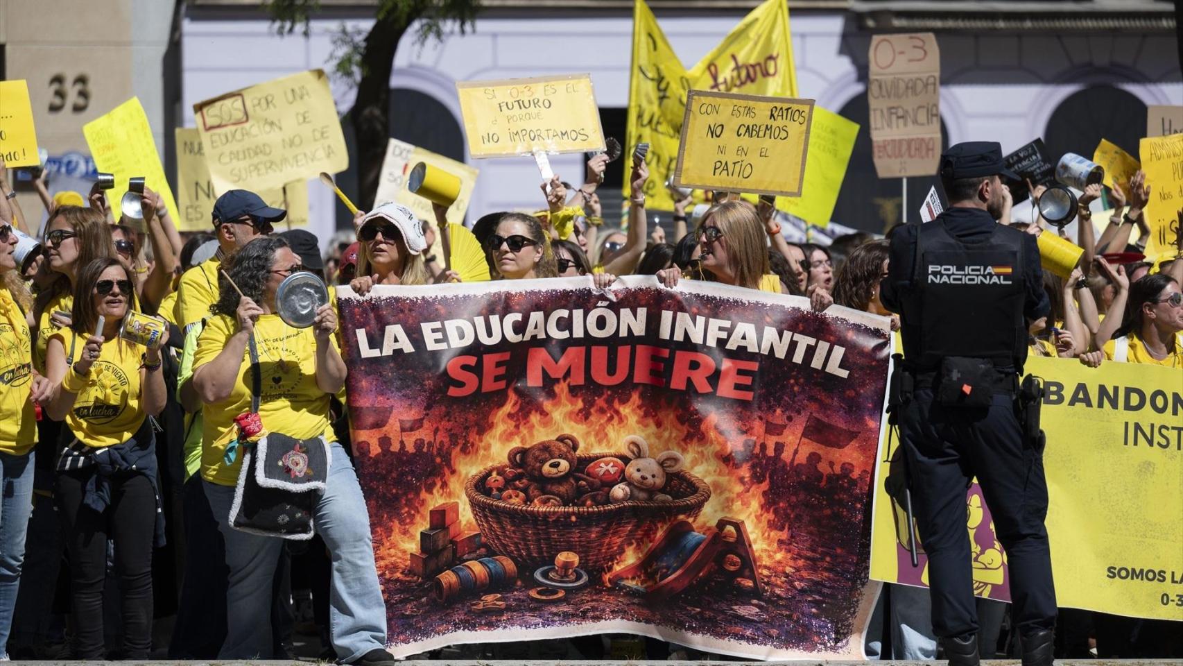 Decenas de personas durante una concentración de docentes de escuelas infantiles ante la Consejería de Educación.