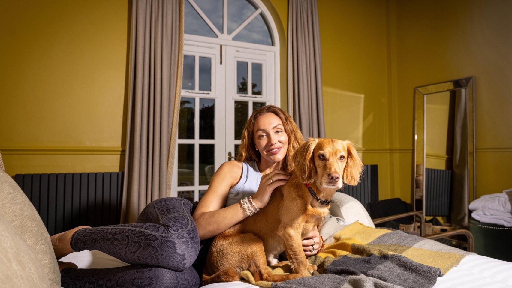 Una modelo con un perro