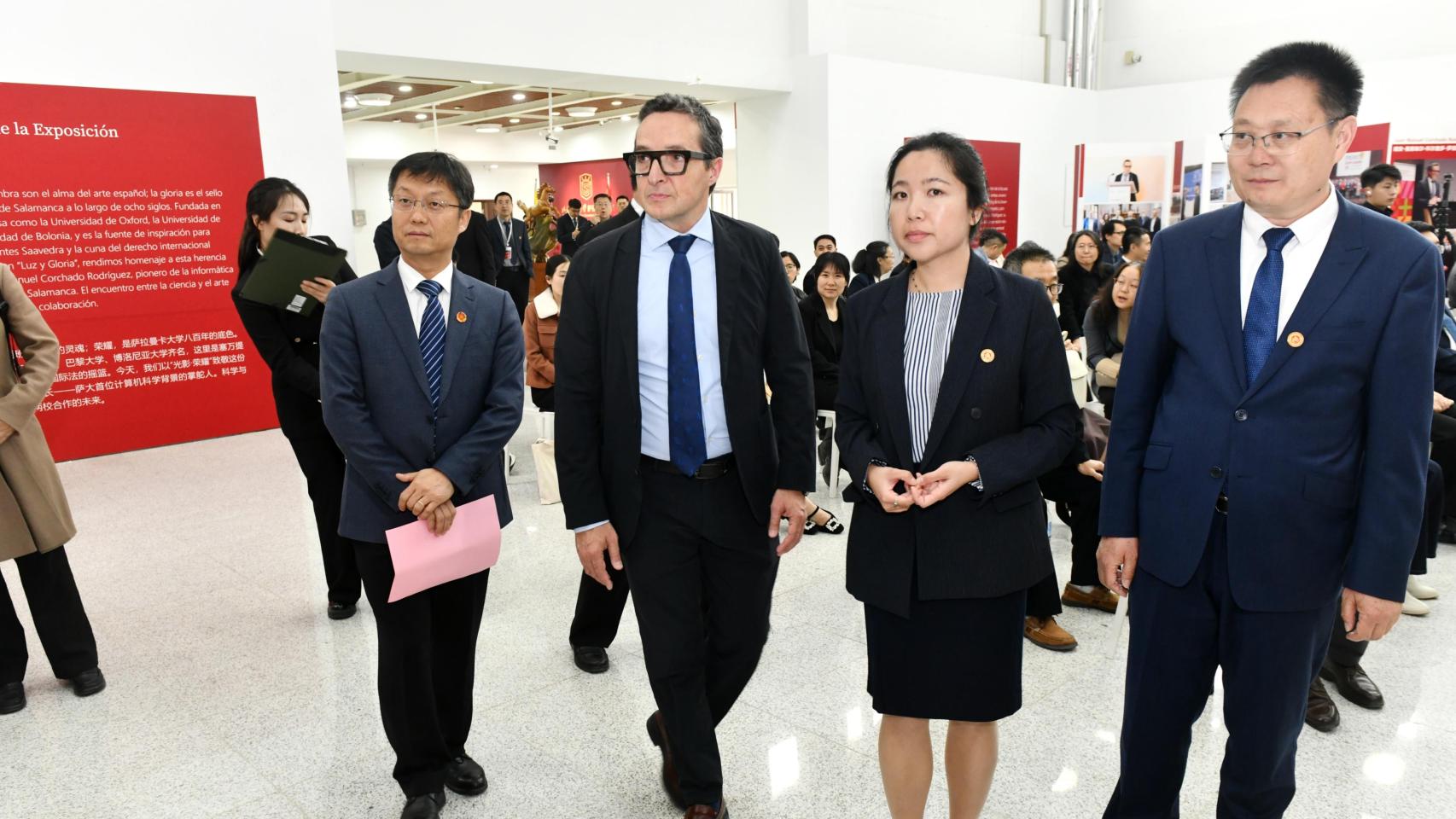 El rector Juan Manuel Corchado, durante su visita a la Shandong Jianzhu University, junto a su homólogo, Yu Dehu, y autoridades educativas chinas.