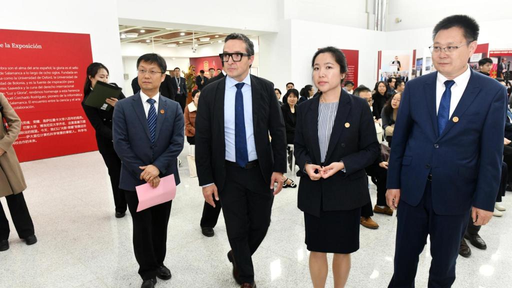 El rector Juan Manuel Corchado, durante su visita a la Shandong Jianzhu University, junto a su homólogo, Yu Dehu, y autoridades educativas chinas.