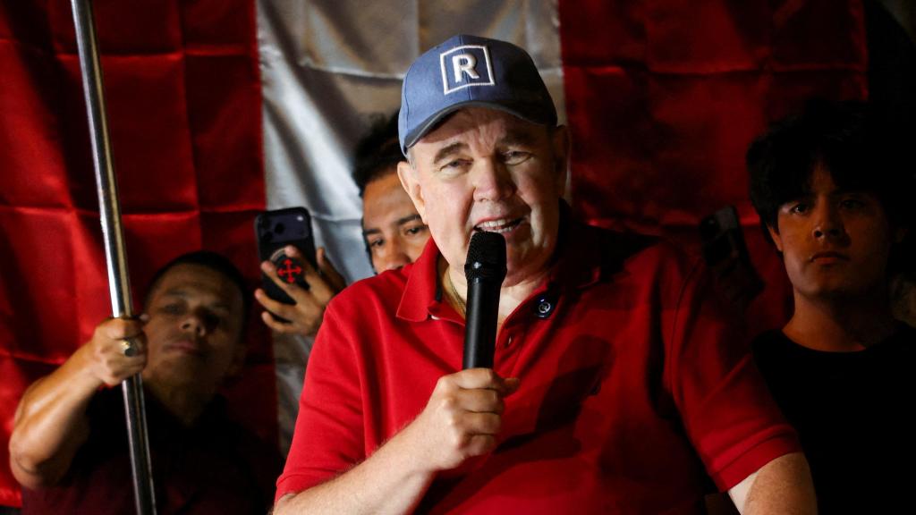 El candidato presidencial de Perú, Rafael López Aliaga, reúne a sus fieles frente a la sede electoral de Perú.