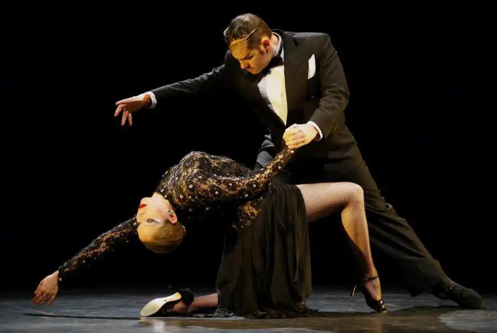 El espectáculo reúne a 14 bailarines de primer nivel.