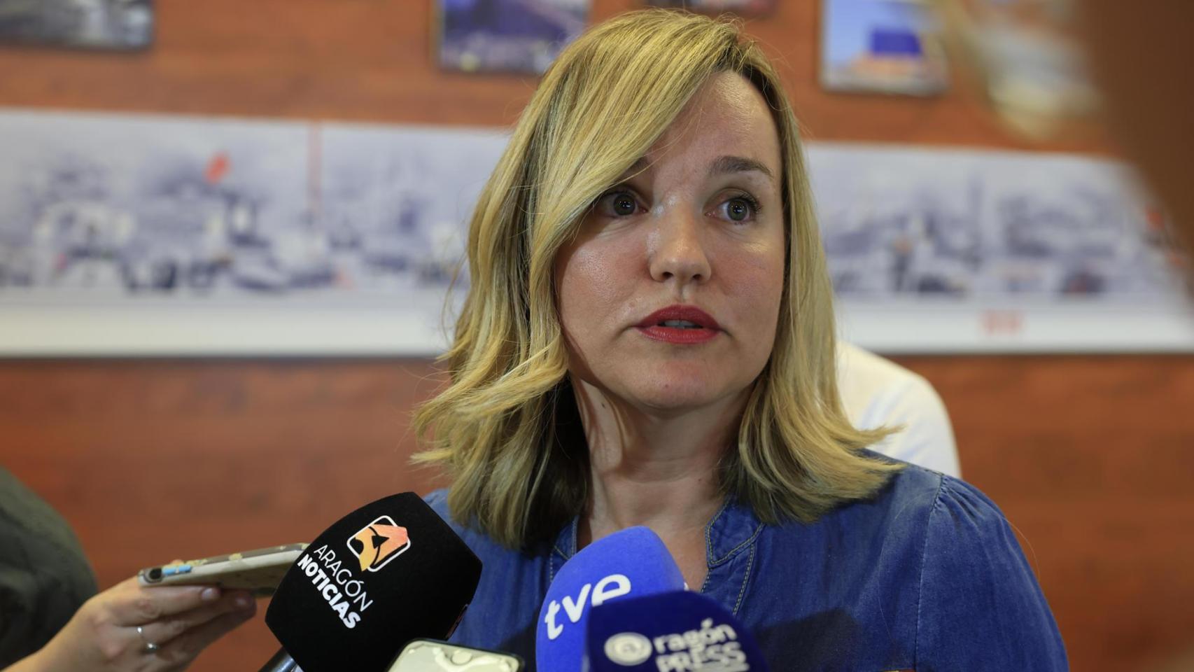 La portavoz socialista en las Cortes de Aragón, Pilar Alegría, atiende a los medios para valorar el acuerdo de PP y Vox.