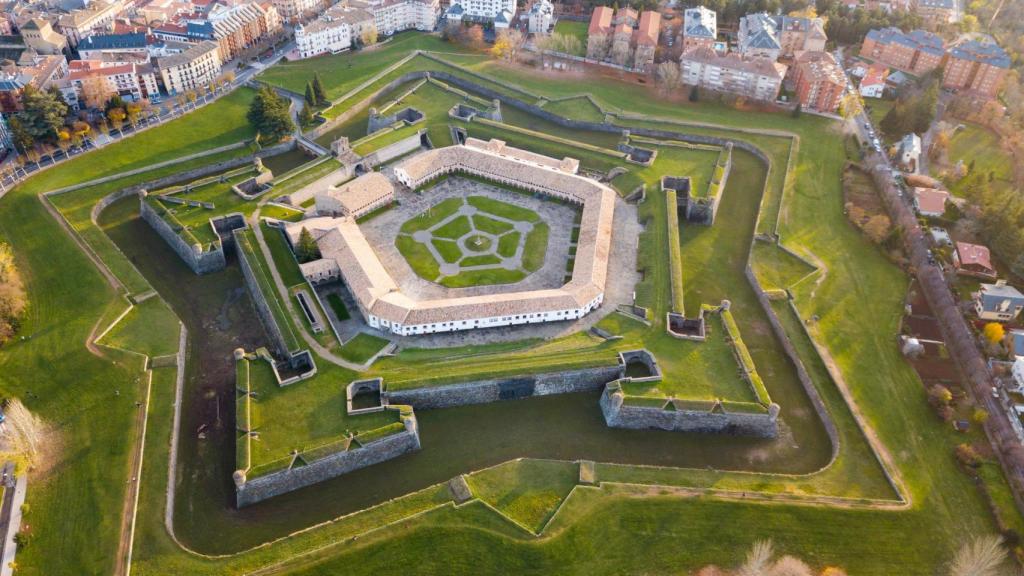 Vista aérea de la ciudadela de Jaca, España.jpg