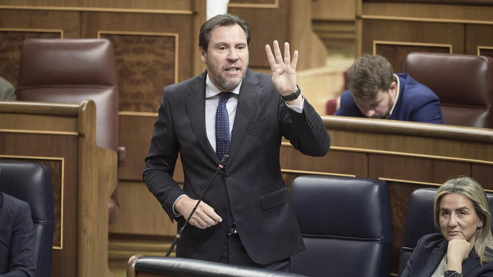 El ministro de Transportes, Óscar Puente, durante una sesión plenaria en el Congreso, a 22 de abril.