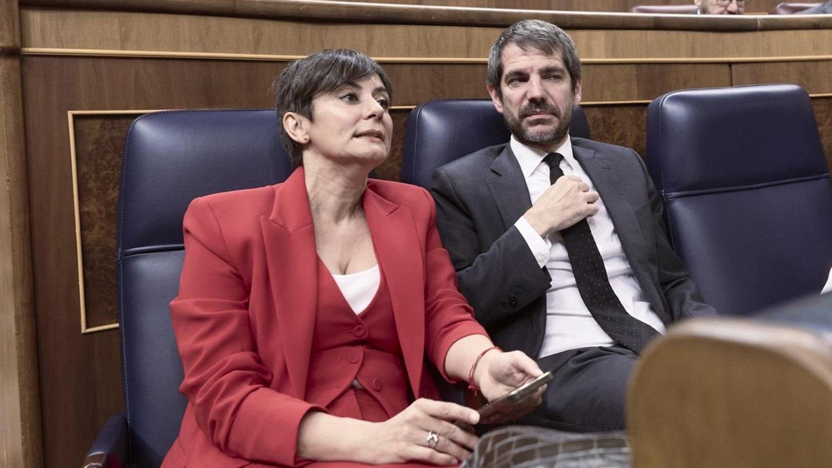 La ministra de Vivienda, Isabel Rodríguez, y el titular de Cultura, Ernest Urtasun, este miércoles en el Congreso.