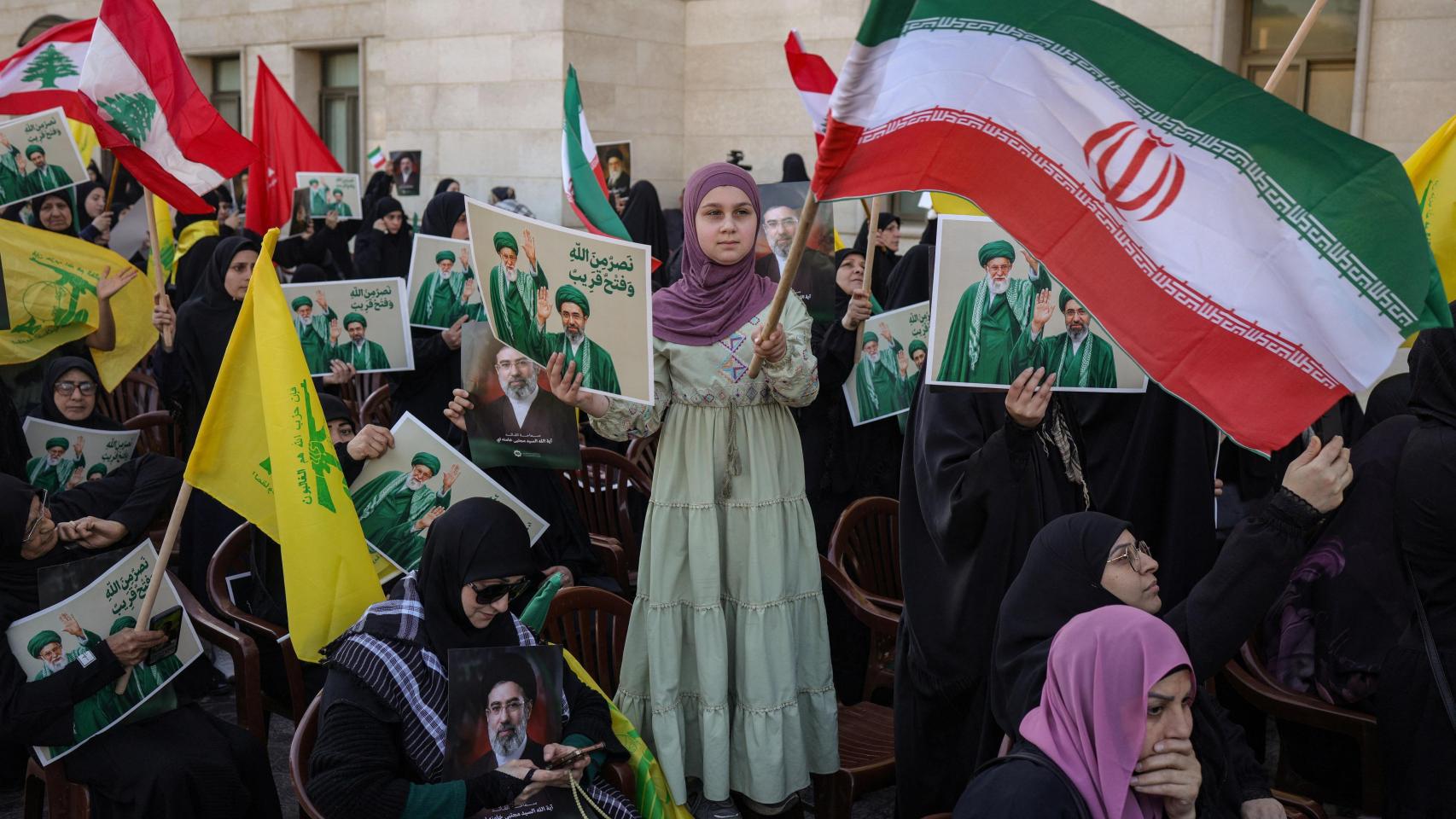 Concentración para rendir homenaje al difunto líder supremo de Irán, el ayatolá Ali Khamene, dentro de la embajada iraní en Beirut.