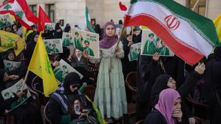 Concentración para rendir homenaje al difunto líder supremo de Irán, el ayatolá Ali Khamene, dentro de la embajada iraní en Beirut.