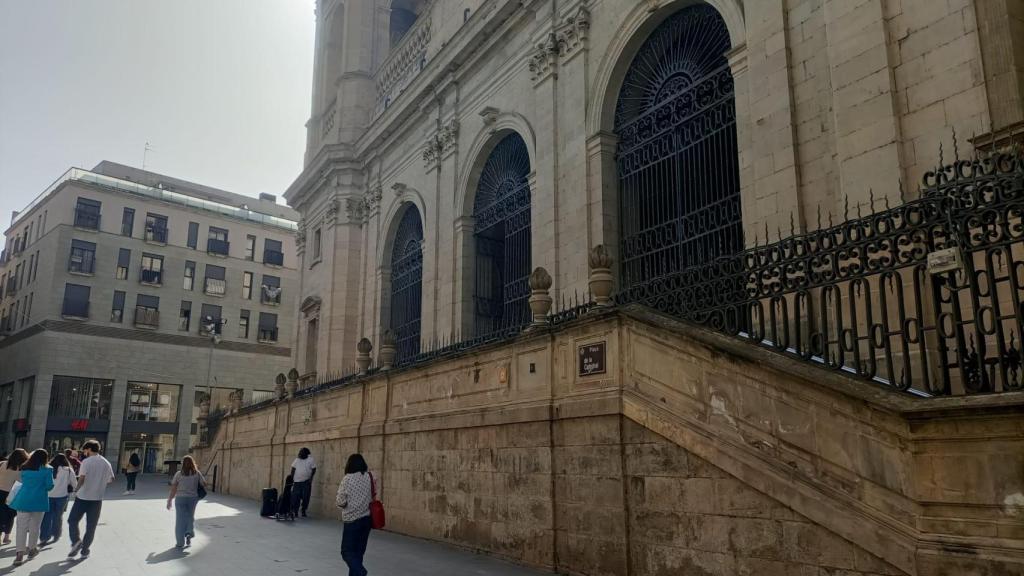 Entrada al castillo, uno de los emblemas de la ciudad catalana, situado en la calle Mayor.