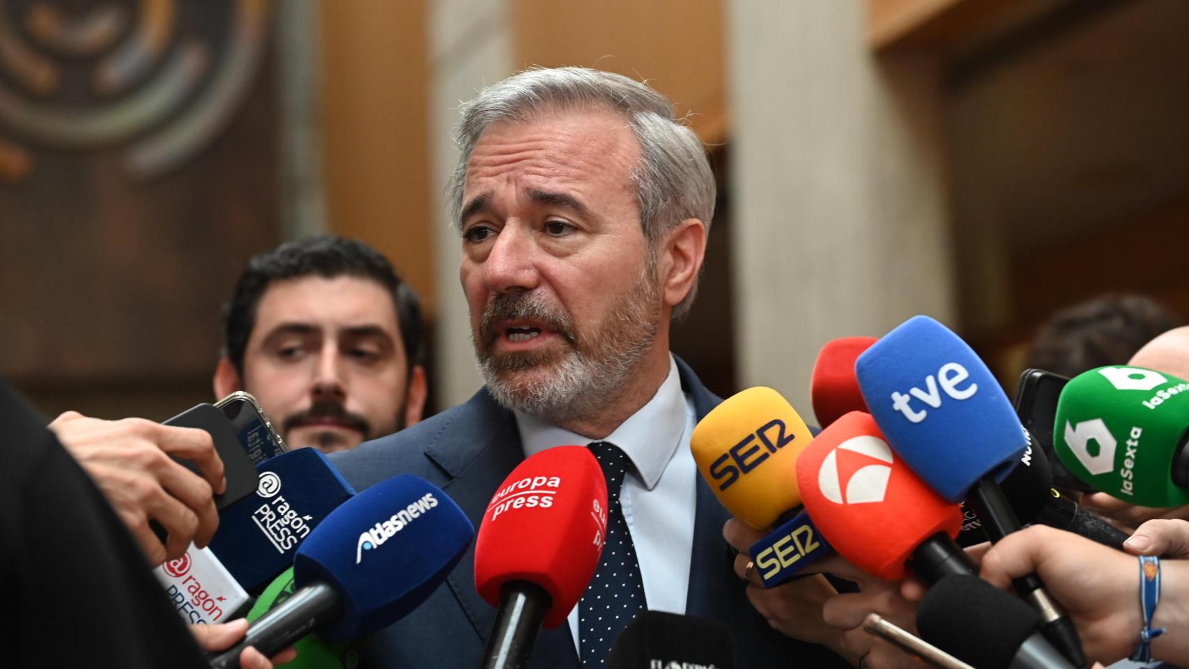 El presidente de Aragón, Jorge Azcón, este miércoles en Zaragoza tras pactar con Vox. A su izquierda, Alejandro Nolasco, futuro vicepresidente.