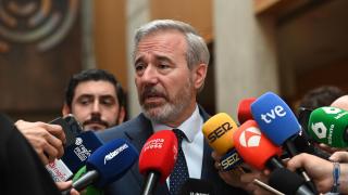 El presidente de Aragón, Jorge Azcón, este miércoles en Zaragoza tras pactar con Vox. A su izquierda, Alejandro Nolasco, futuro vicepresidente.