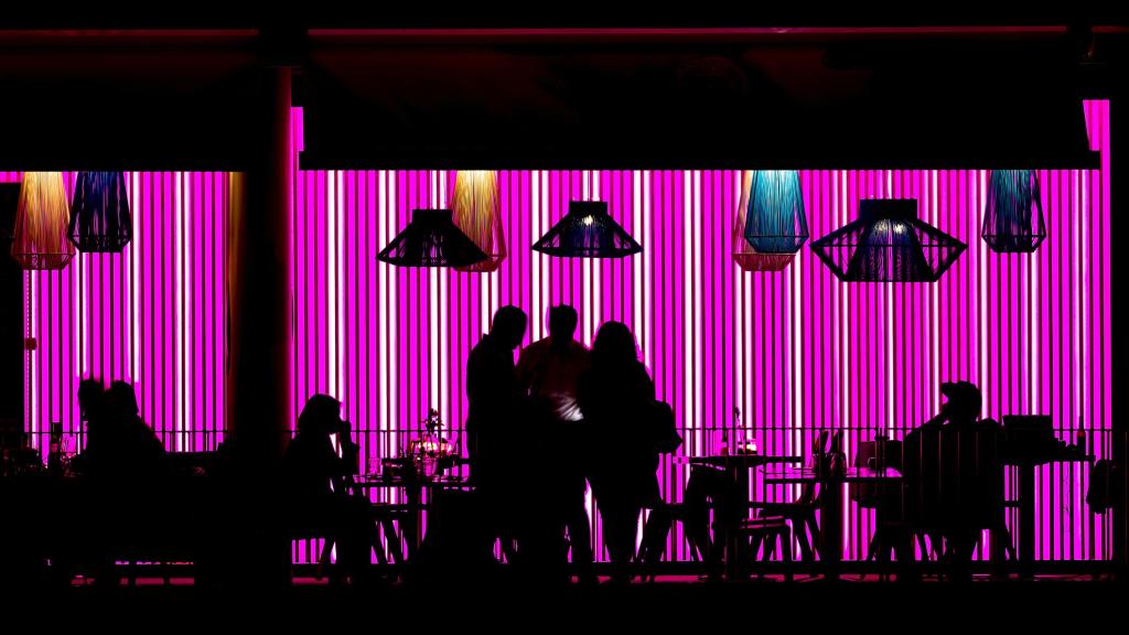 Siluetas de unas personas en un restaurante.