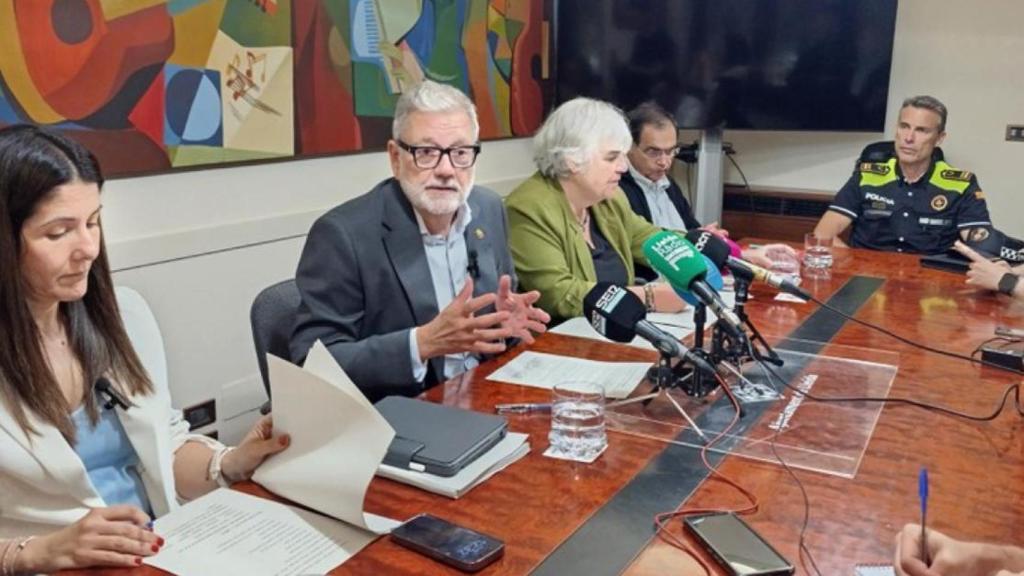 El equipo de Gobierno del Ayuntamiento de Lérida debatiendo la medida.